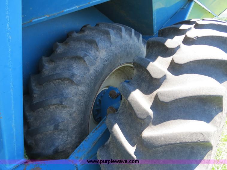image for item B2324 1999 Kinze 1040 row crop grain cart