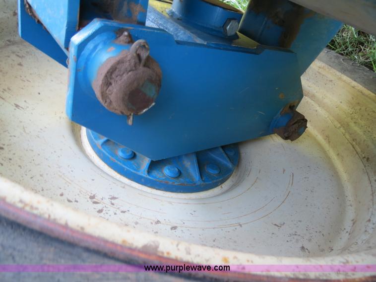 image for item B2324 1999 Kinze 1040 row crop grain cart