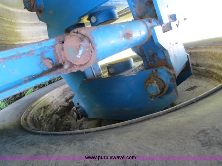 image for item B2324 1999 Kinze 1040 row crop grain cart