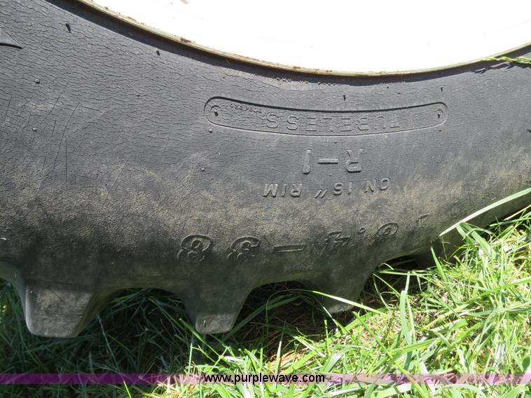 image for item B2324 1999 Kinze 1040 row crop grain cart