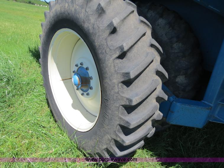 image for item B2324 1999 Kinze 1040 row crop grain cart