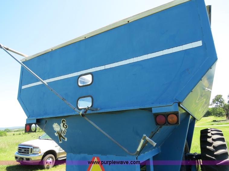 image for item B2324 1999 Kinze 1040 row crop grain cart