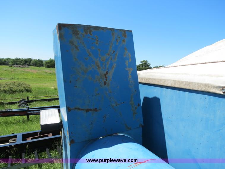 image for item B2324 1999 Kinze 1040 row crop grain cart