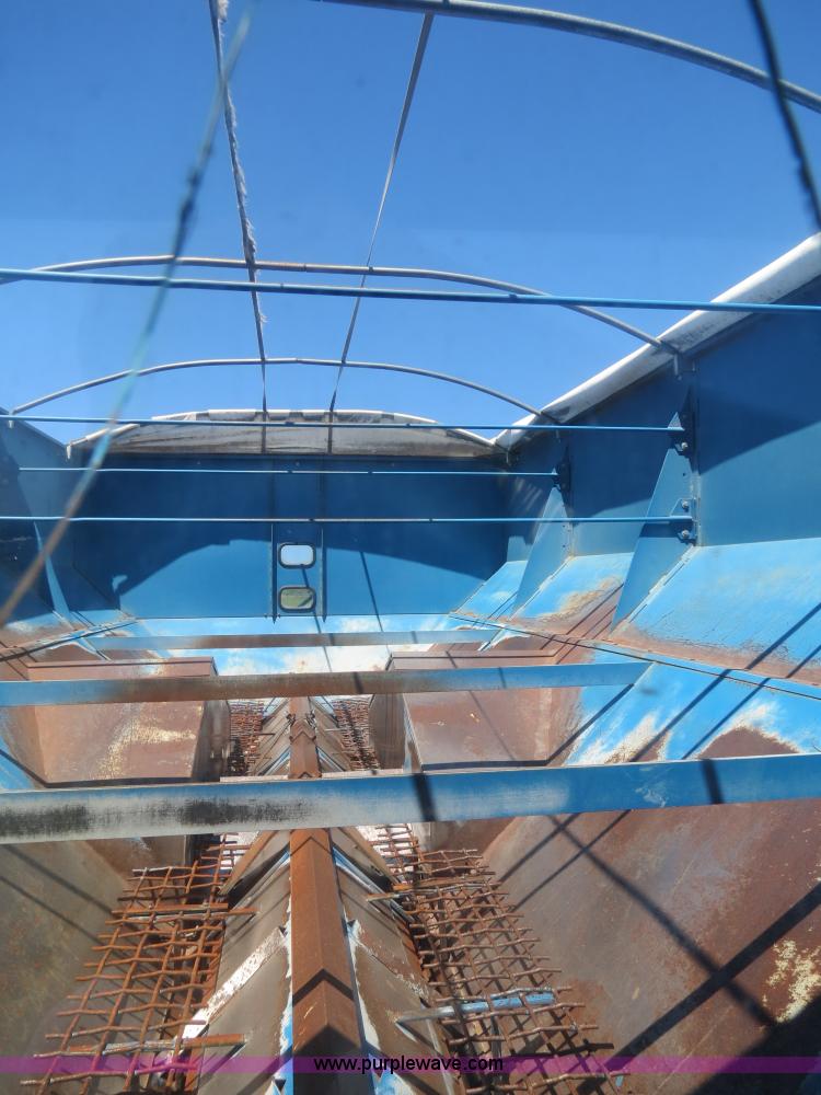 image for item B2324 1999 Kinze 1040 row crop grain cart