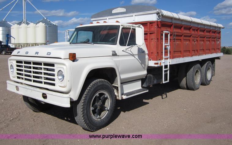 image for item B3183 1974 Ford F700 grain truck
