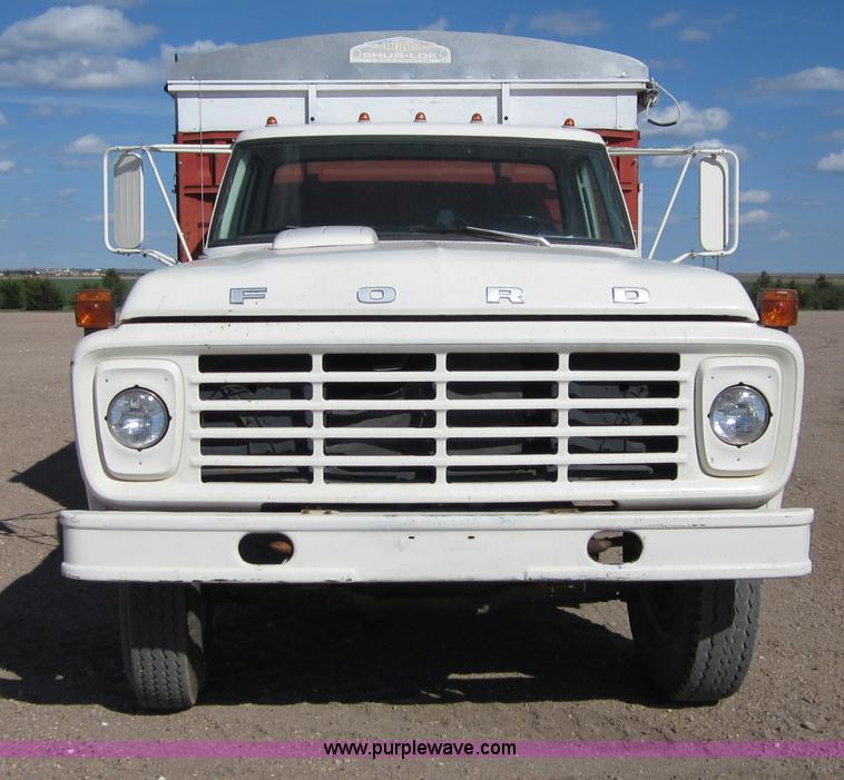 image for item B3183 1974 Ford F700 grain truck