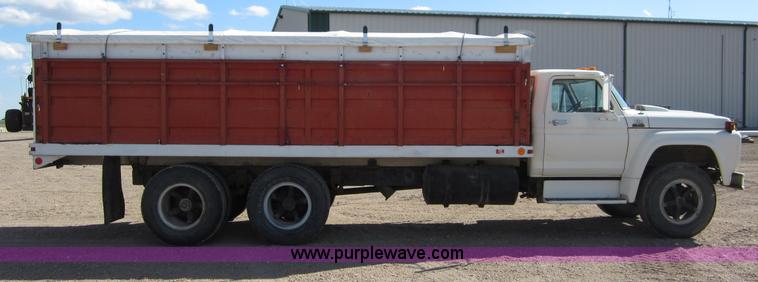 image for item B3183 1974 Ford F700 grain truck