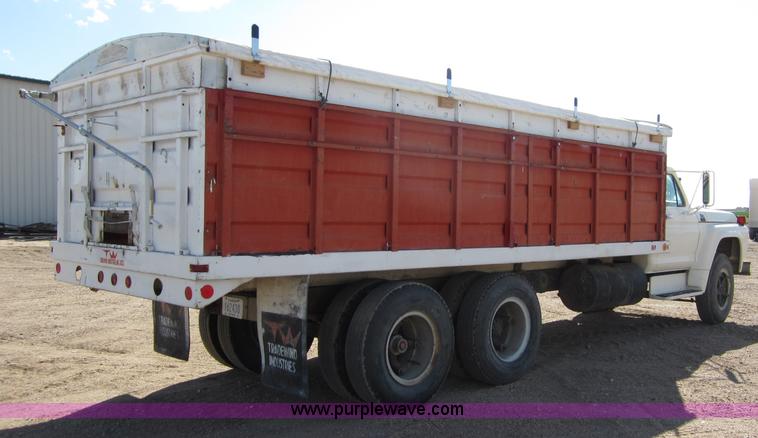 image for item B3183 1974 Ford F700 grain truck