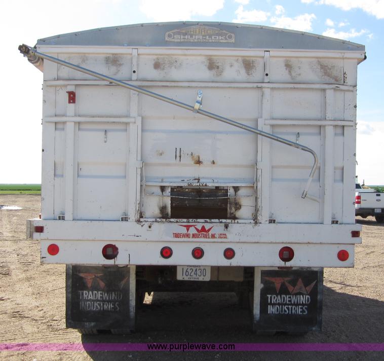 image for item B3183 1974 Ford F700 grain truck