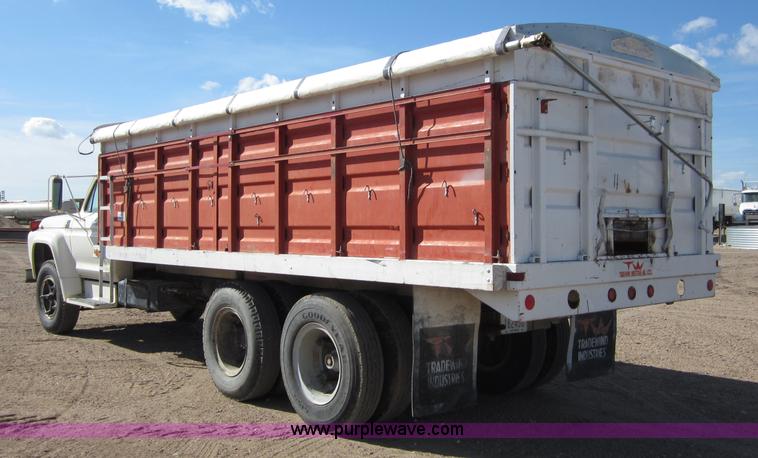 image for item B3183 1974 Ford F700 grain truck