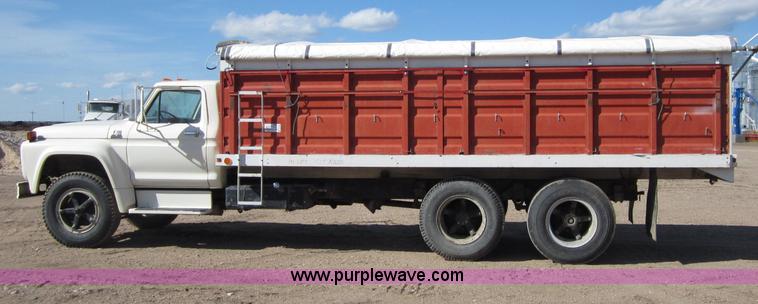image for item B3183 1974 Ford F700 grain truck