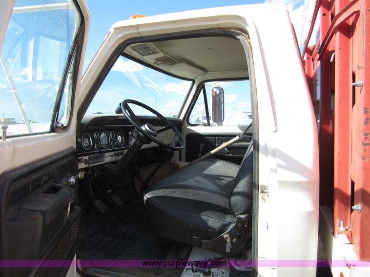 image for item B3183 1974 Ford F700 grain truck