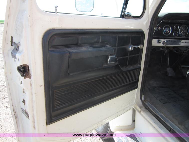 image for item B3183 1974 Ford F700 grain truck
