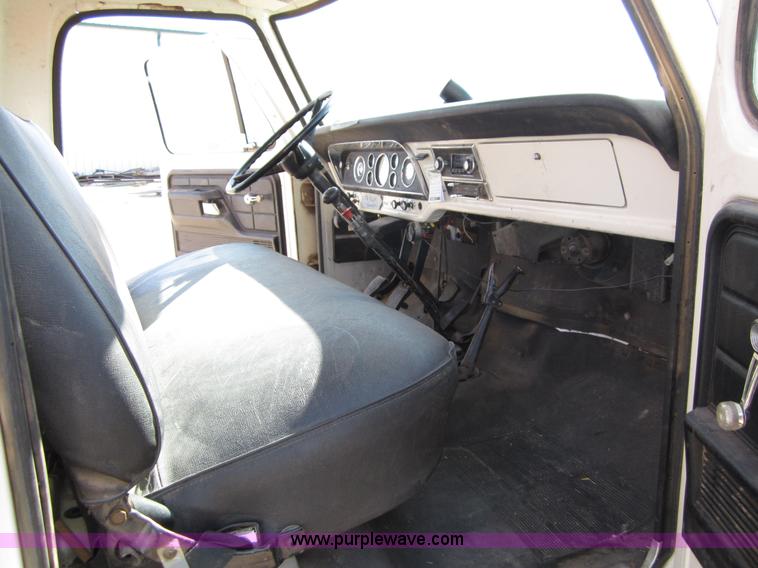 image for item B3183 1974 Ford F700 grain truck