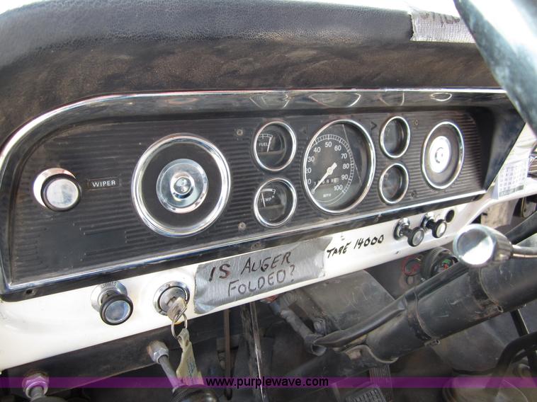 image for item B3183 1974 Ford F700 grain truck