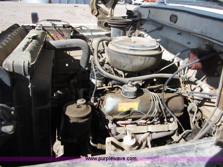 image for item B3183 1974 Ford F700 grain truck