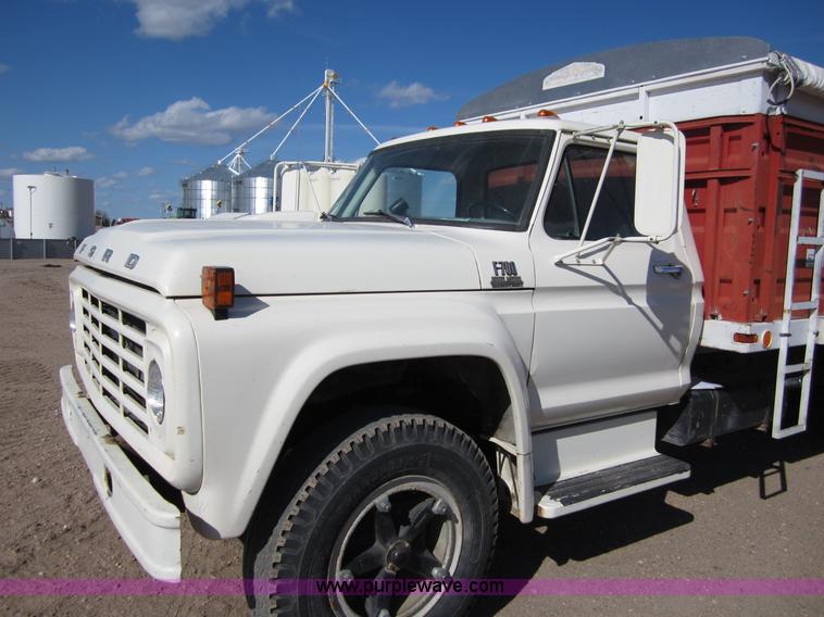 image for item B3183 1974 Ford F700 grain truck