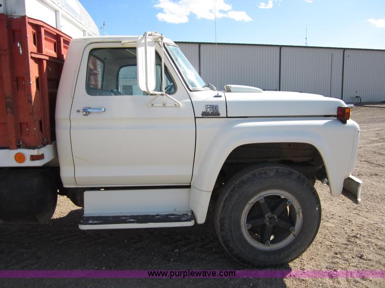 image for item B3183 1974 Ford F700 grain truck
