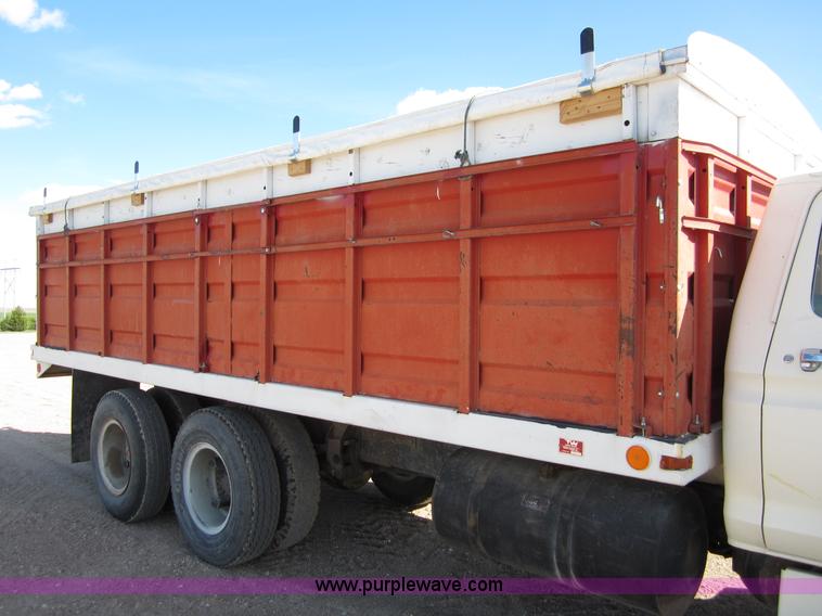 image for item B3183 1974 Ford F700 grain truck