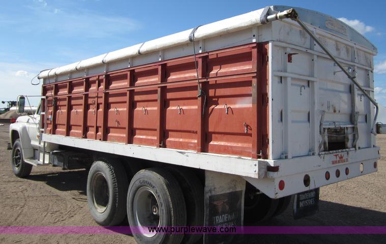 image for item B3183 1974 Ford F700 grain truck