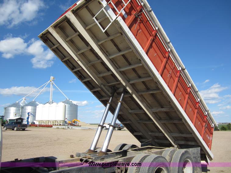 image for item B3183 1974 Ford F700 grain truck