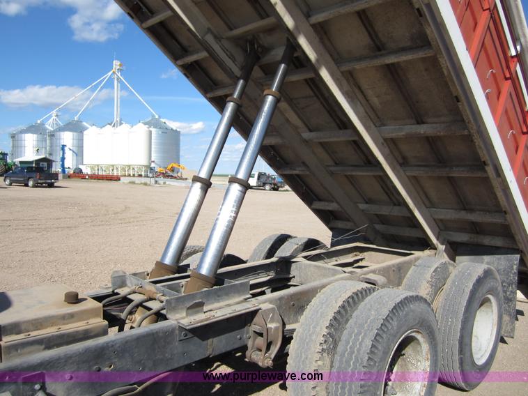 image for item B3183 1974 Ford F700 grain truck