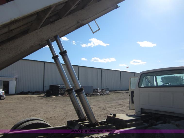 image for item B3183 1974 Ford F700 grain truck