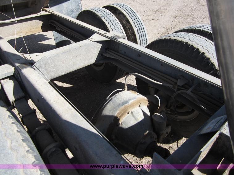 image for item B3183 1974 Ford F700 grain truck