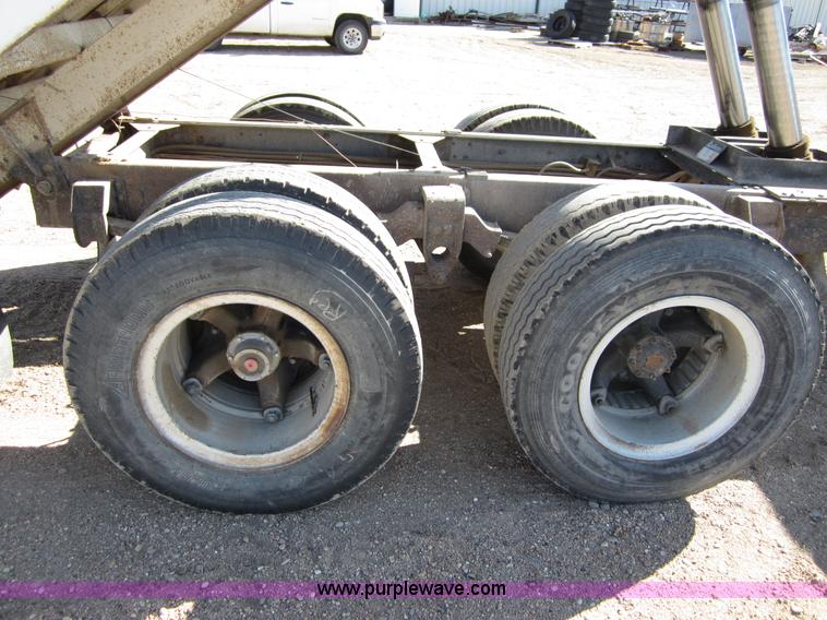 image for item B3183 1974 Ford F700 grain truck