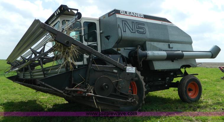 image for item B3671 1981 Allis-Chalmers Gleaner N5 combine