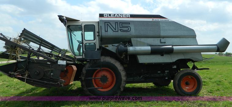 image for item B3671 1981 Allis-Chalmers Gleaner N5 combine