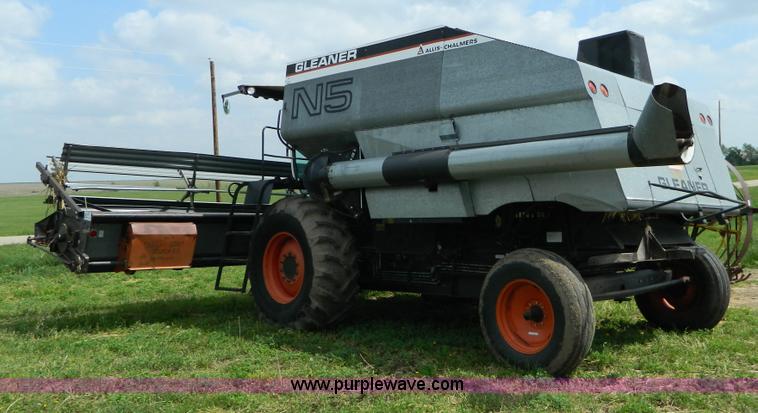 image for item B3671 1981 Allis-Chalmers Gleaner N5 combine