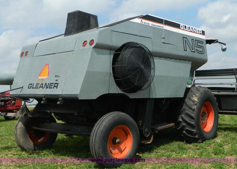 image for item B3671 1981 Allis-Chalmers Gleaner N5 combine