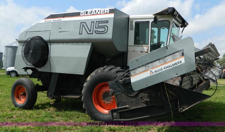 image for item B3671 1981 Allis-Chalmers Gleaner N5 combine