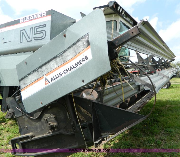 image for item B3671 1981 Allis-Chalmers Gleaner N5 combine