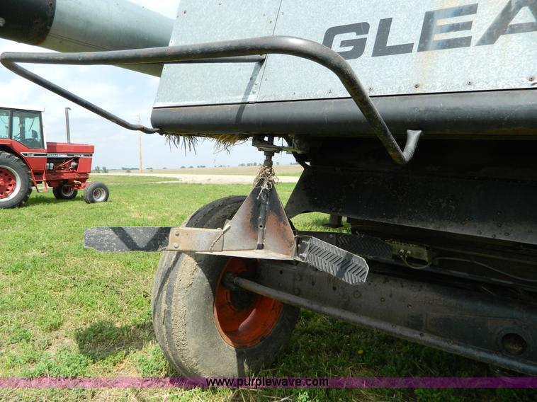 image for item B3671 1981 Allis-Chalmers Gleaner N5 combine