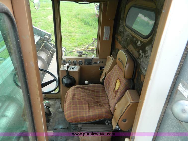 image for item B3671 1981 Allis-Chalmers Gleaner N5 combine