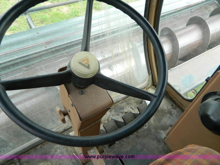 image for item B3671 1981 Allis-Chalmers Gleaner N5 combine