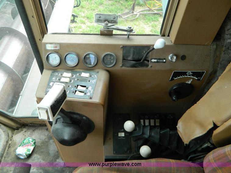 image for item B3671 1981 Allis-Chalmers Gleaner N5 combine