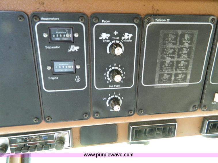 image for item B3671 1981 Allis-Chalmers Gleaner N5 combine