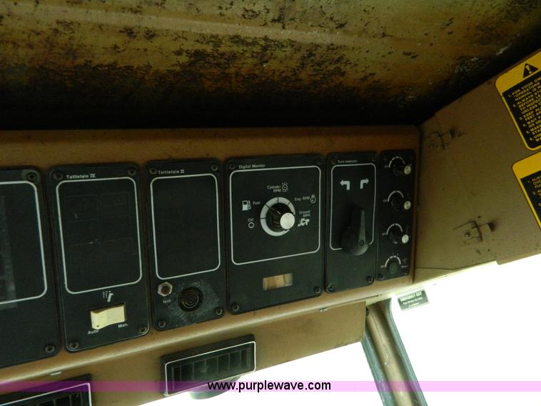 image for item B3671 1981 Allis-Chalmers Gleaner N5 combine