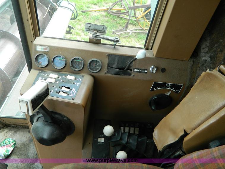 image for item B3671 1981 Allis-Chalmers Gleaner N5 combine