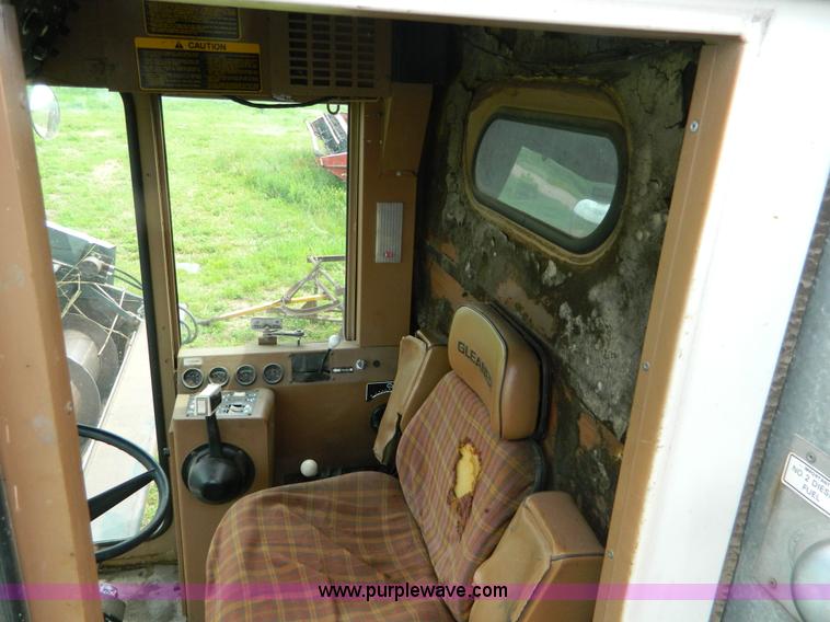 image for item B3671 1981 Allis-Chalmers Gleaner N5 combine