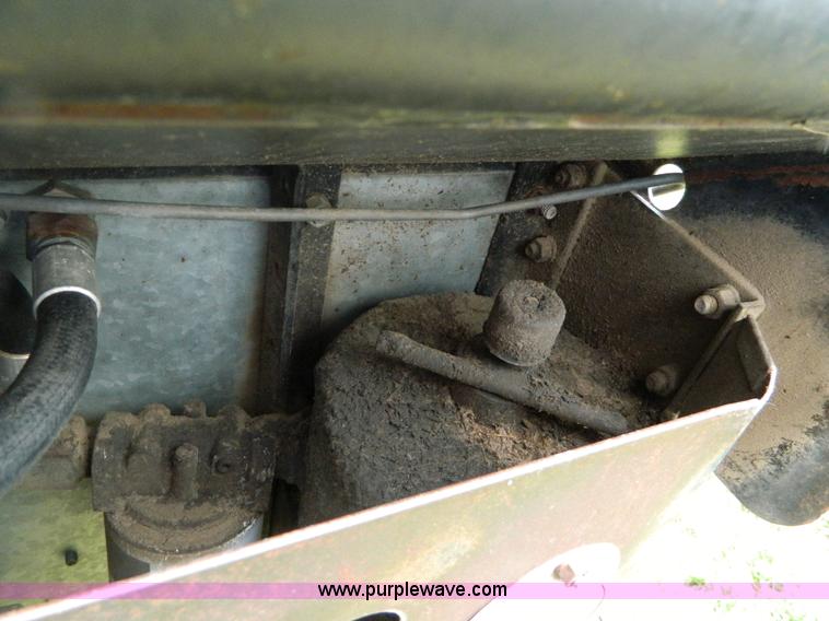 image for item B3671 1981 Allis-Chalmers Gleaner N5 combine