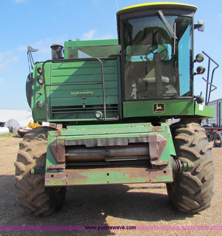 image for item B7232 1981 John Deere 7720 combine