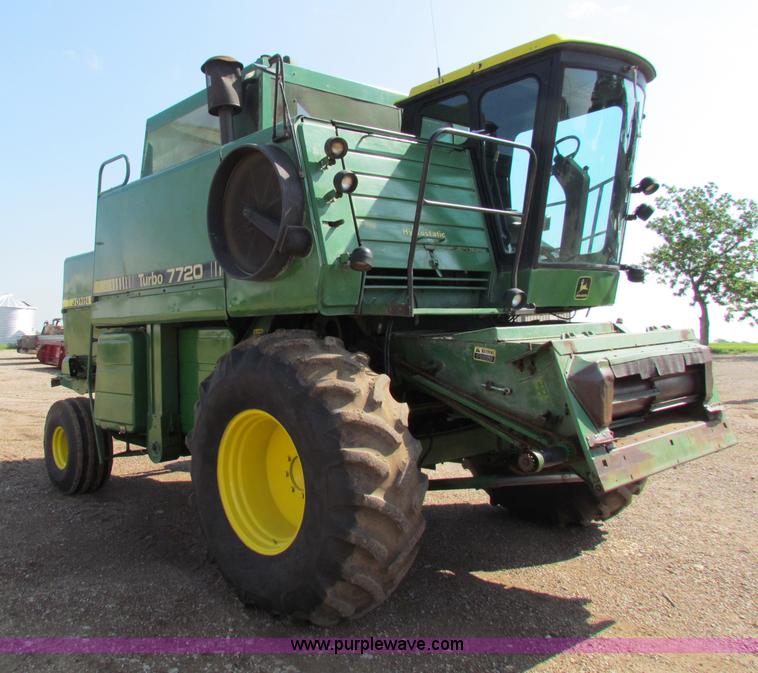 image for item B7232 1981 John Deere 7720 combine