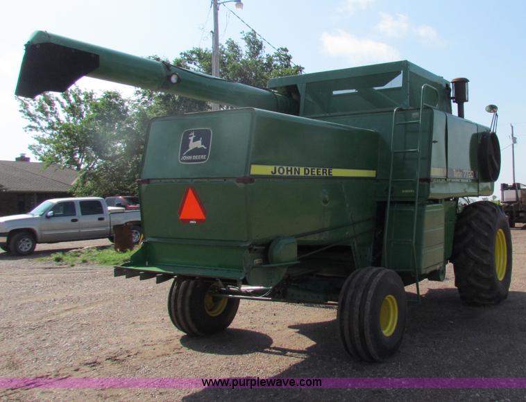 image for item B7232 1981 John Deere 7720 combine