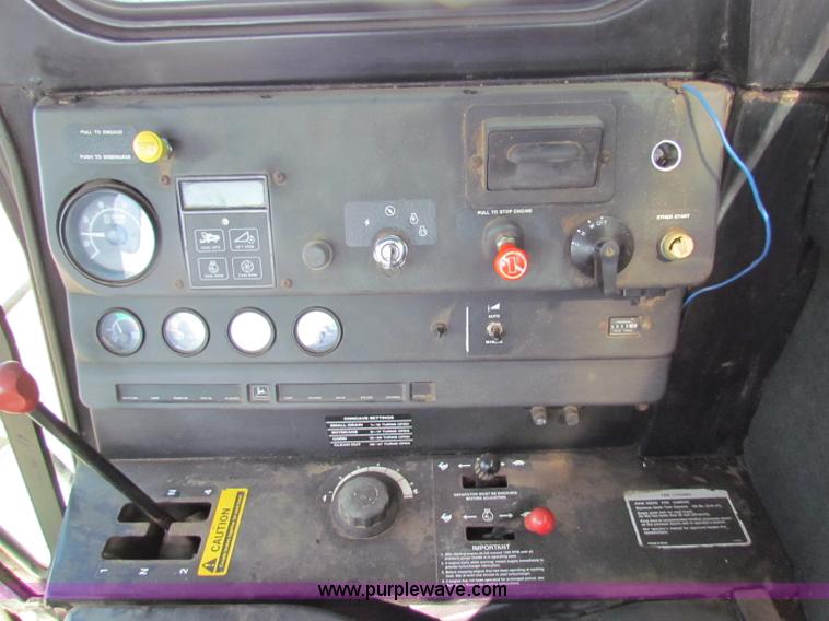 image for item B7232 1981 John Deere 7720 combine