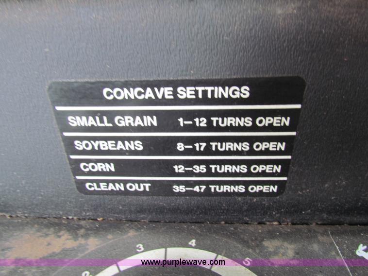 image for item B7232 1981 John Deere 7720 combine