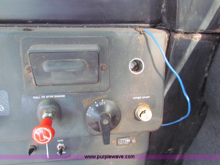 image for item B7232 1981 John Deere 7720 combine